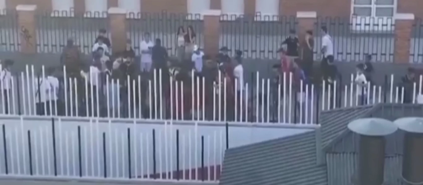 Η «πολυπολιτισμική» Ευρώπη: Μαροκινοί απειλούν Ισπανούς μαθητές με ματσέτες στα σχολεία (βίντεο)